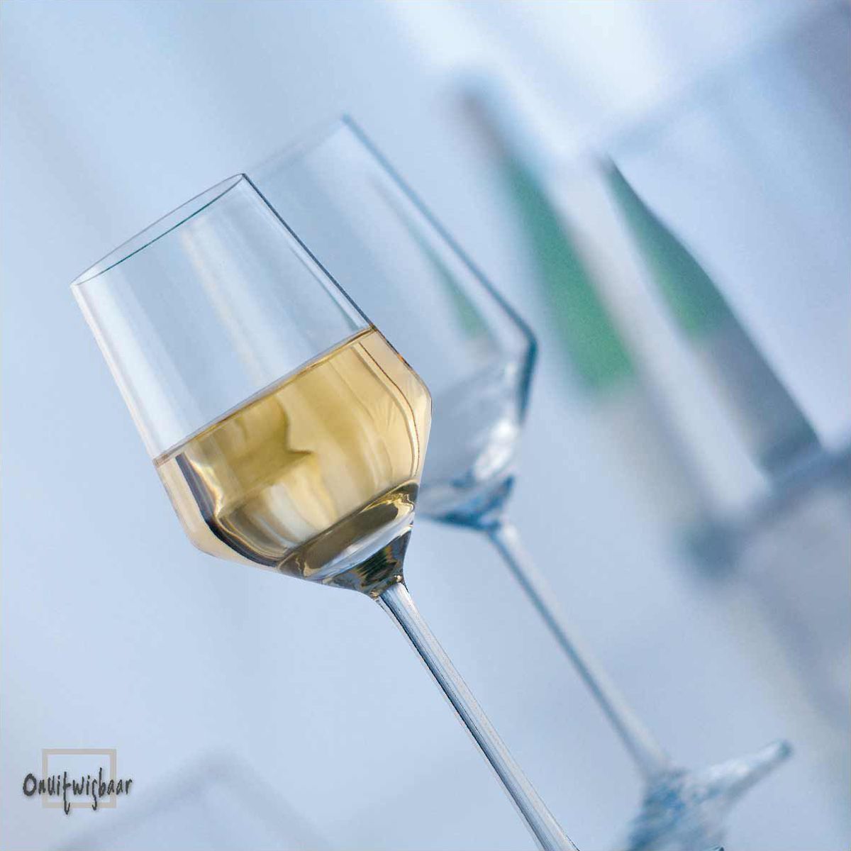 2 moderne witte wijn glazen pure